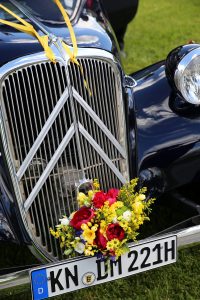 Citroen Oldtimer mit Blumenschmuck