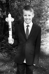 Junge zur heiligen Kommunion fotografiert